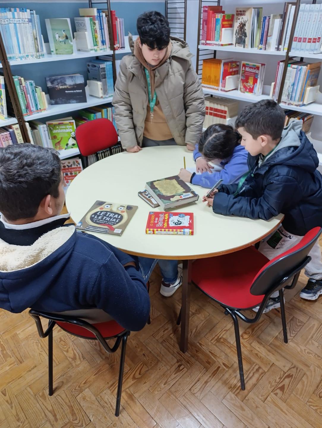 Momento de escrita criativa na biblioteca escolar