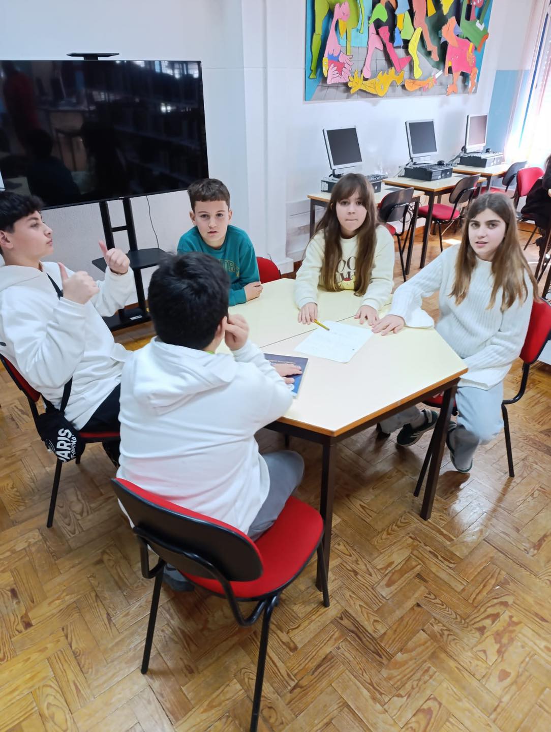 Alunos concentrados na criação de histórias