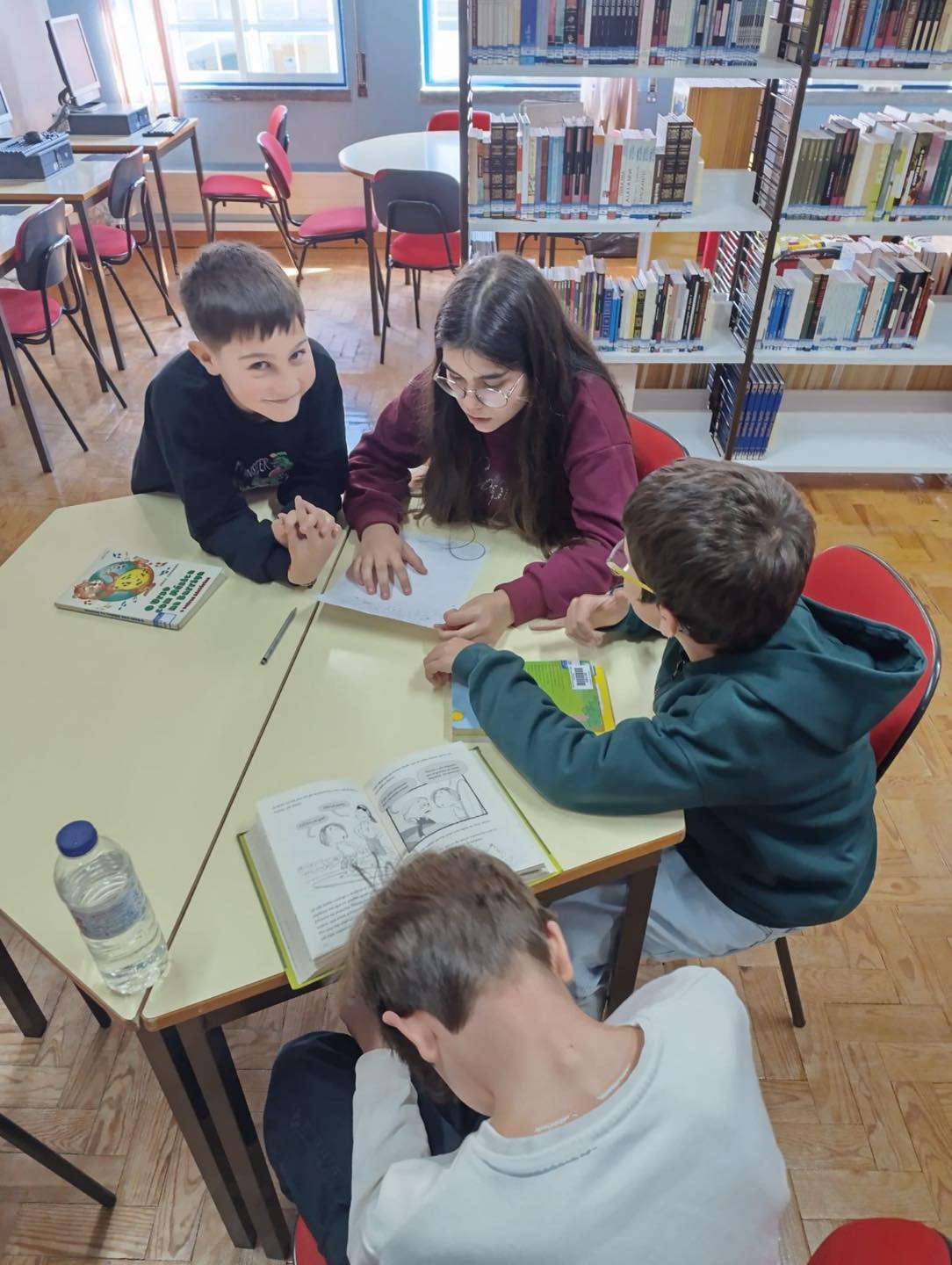Alunos do 5.º ano na oficina de escrita Quando os Livros Falam