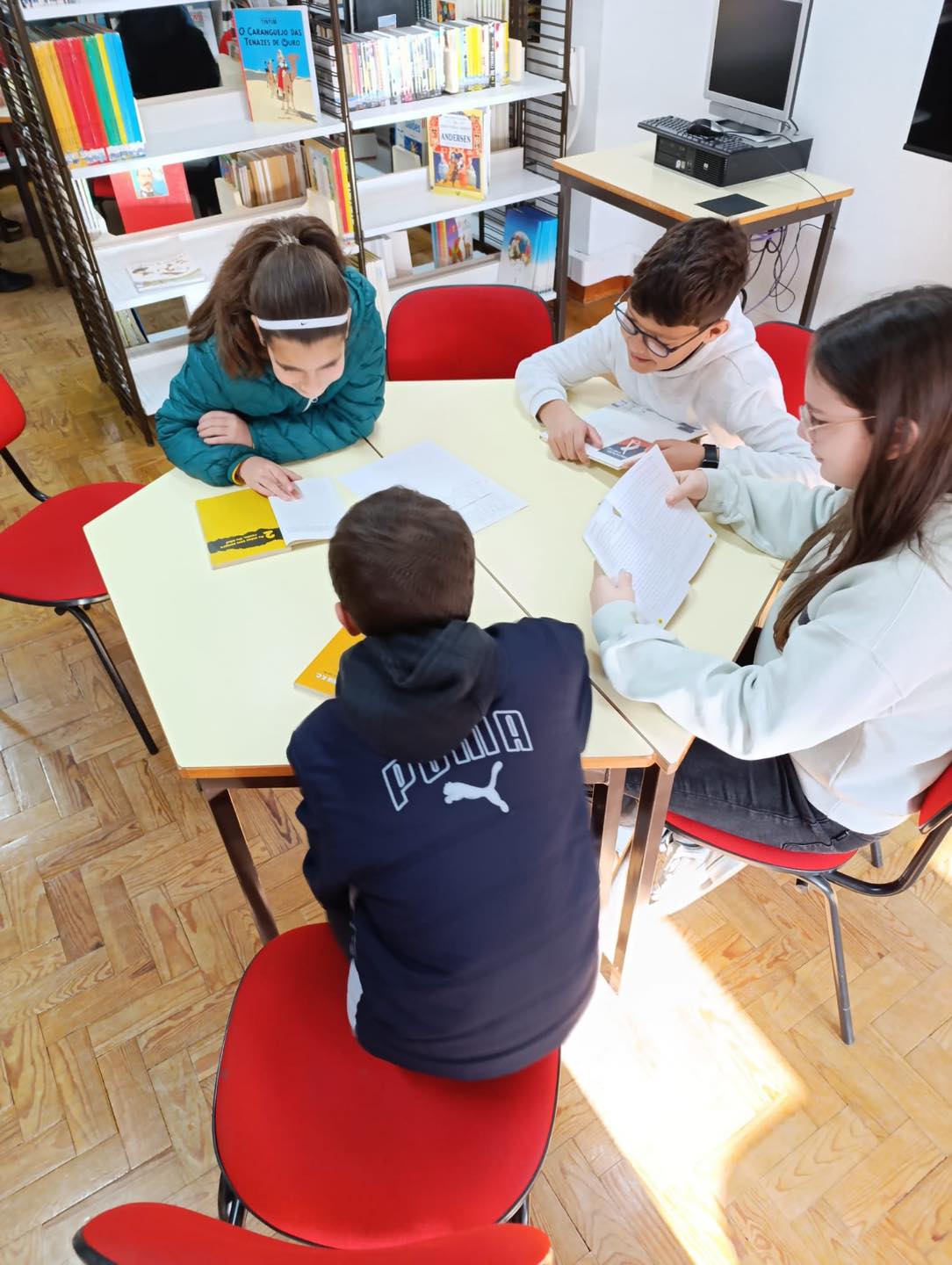 Alunos partilham as suas histórias na biblioteca
