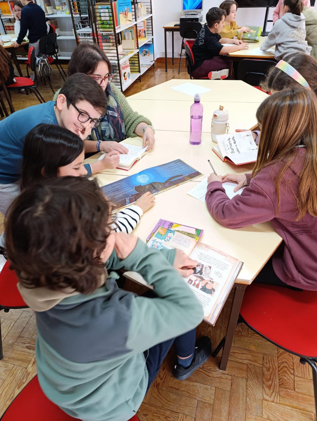 Alunos a escrever durante a oficina de escrita criativa