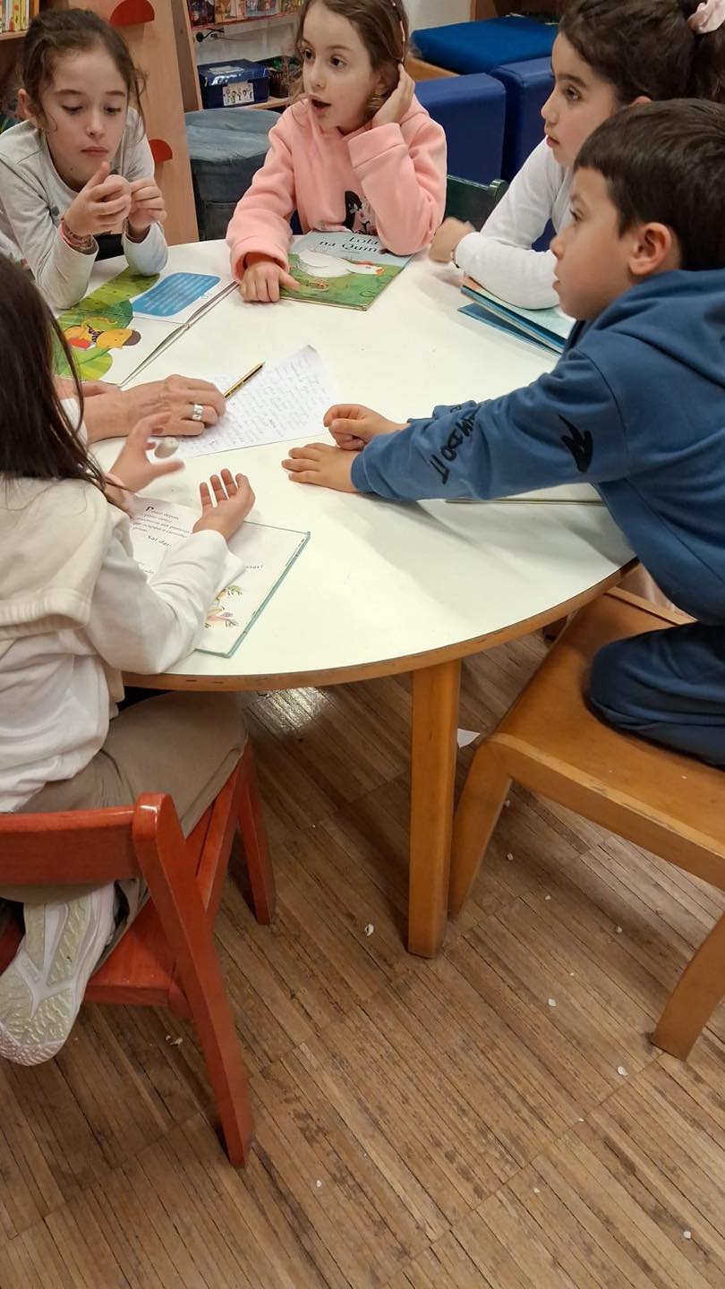 Crianças a criar histórias na biblioteca escolar