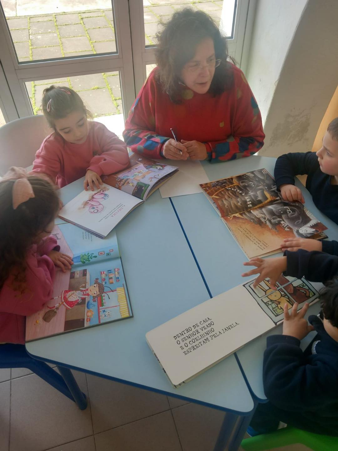 Crianças do pré-escolar na oficina Quando os Livros Falam