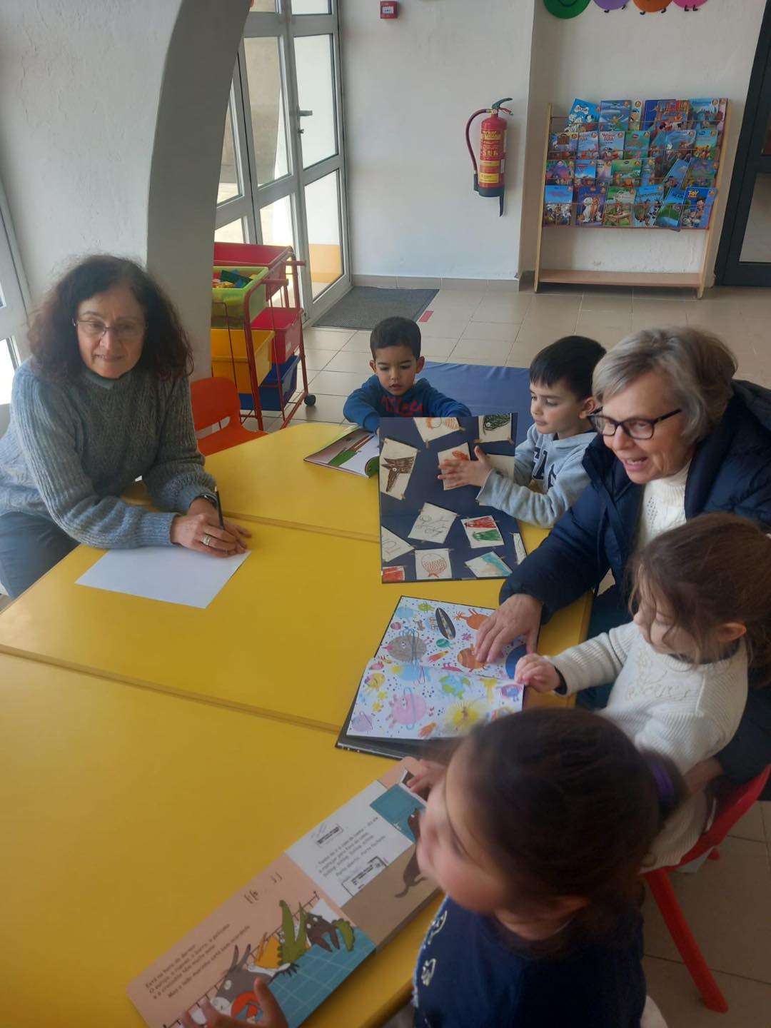 Momento de leitura e imaginação com os mais pequenos na biblioteca
