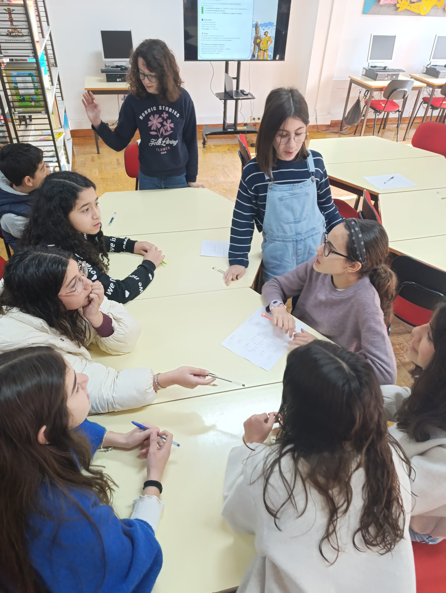 Alunas em discussão de grupo durante a prova de teatro