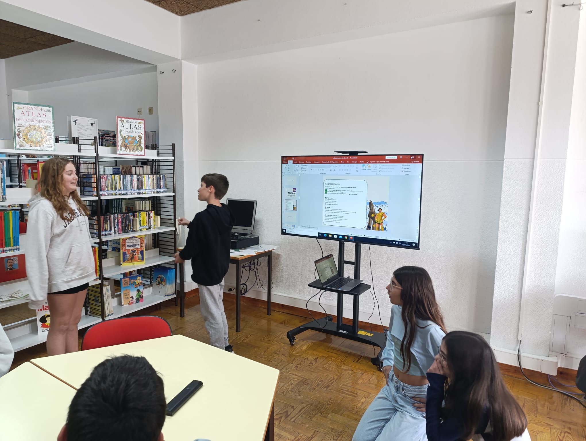 Alunos a apresentar a prova de teatro no ecrã interativo