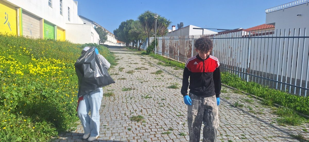 Dois alunos percorrendo o caminho da escola