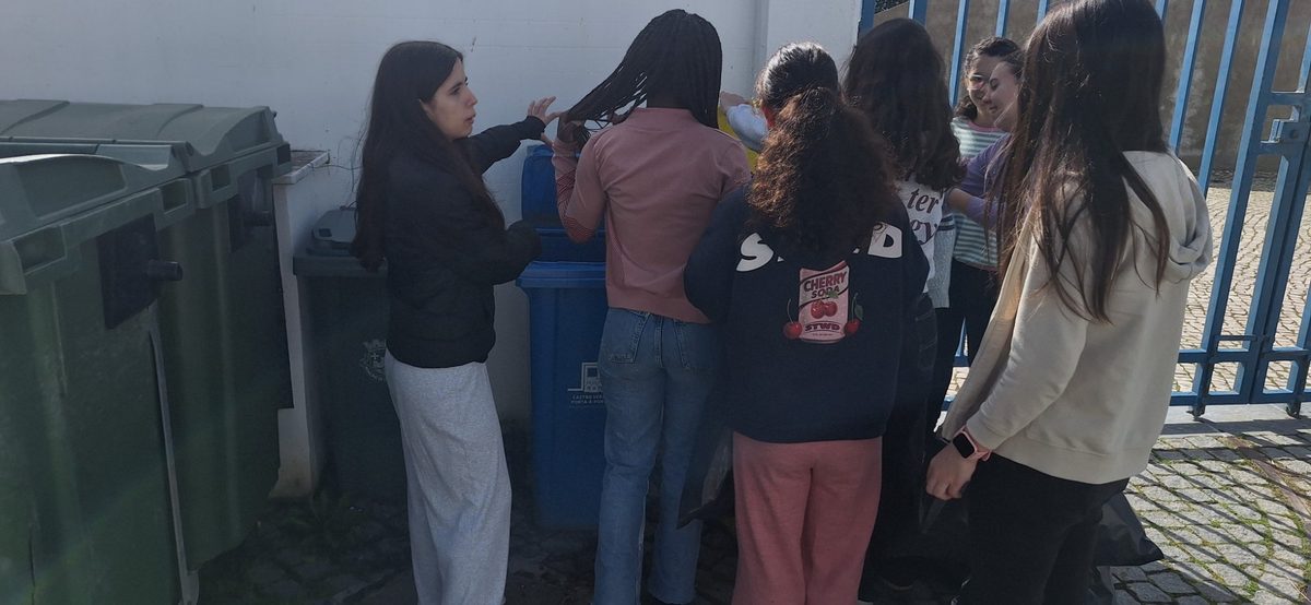 Alunos a depositar resíduos no contentor azul