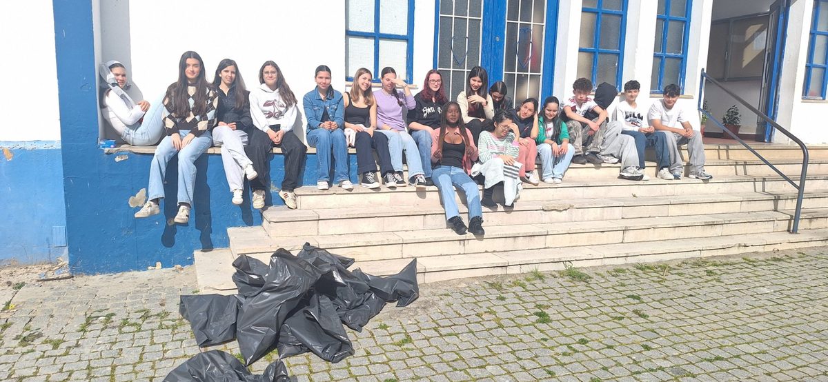 Foto de grupo da turma nas escadas da escola