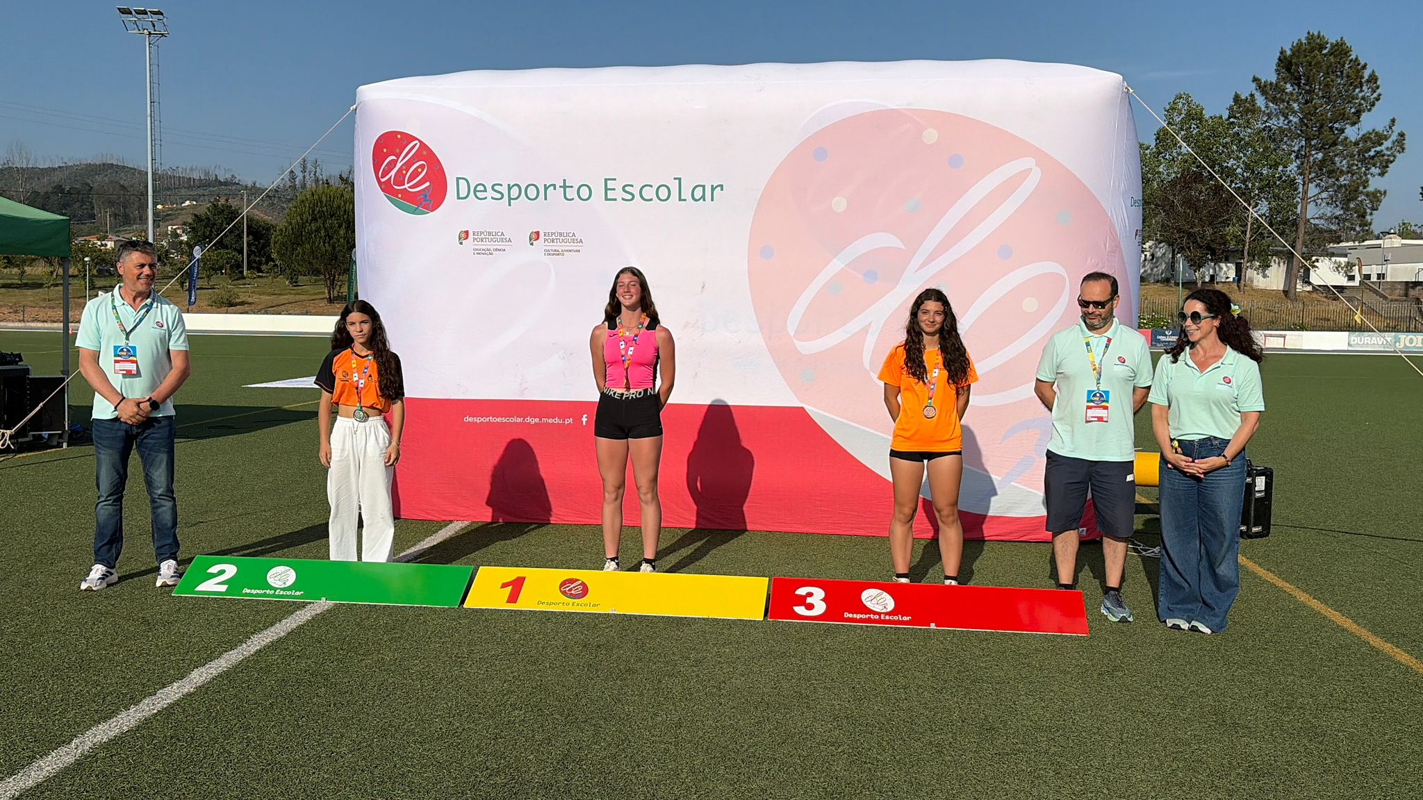 Alunas do AECV em competição de atletismo