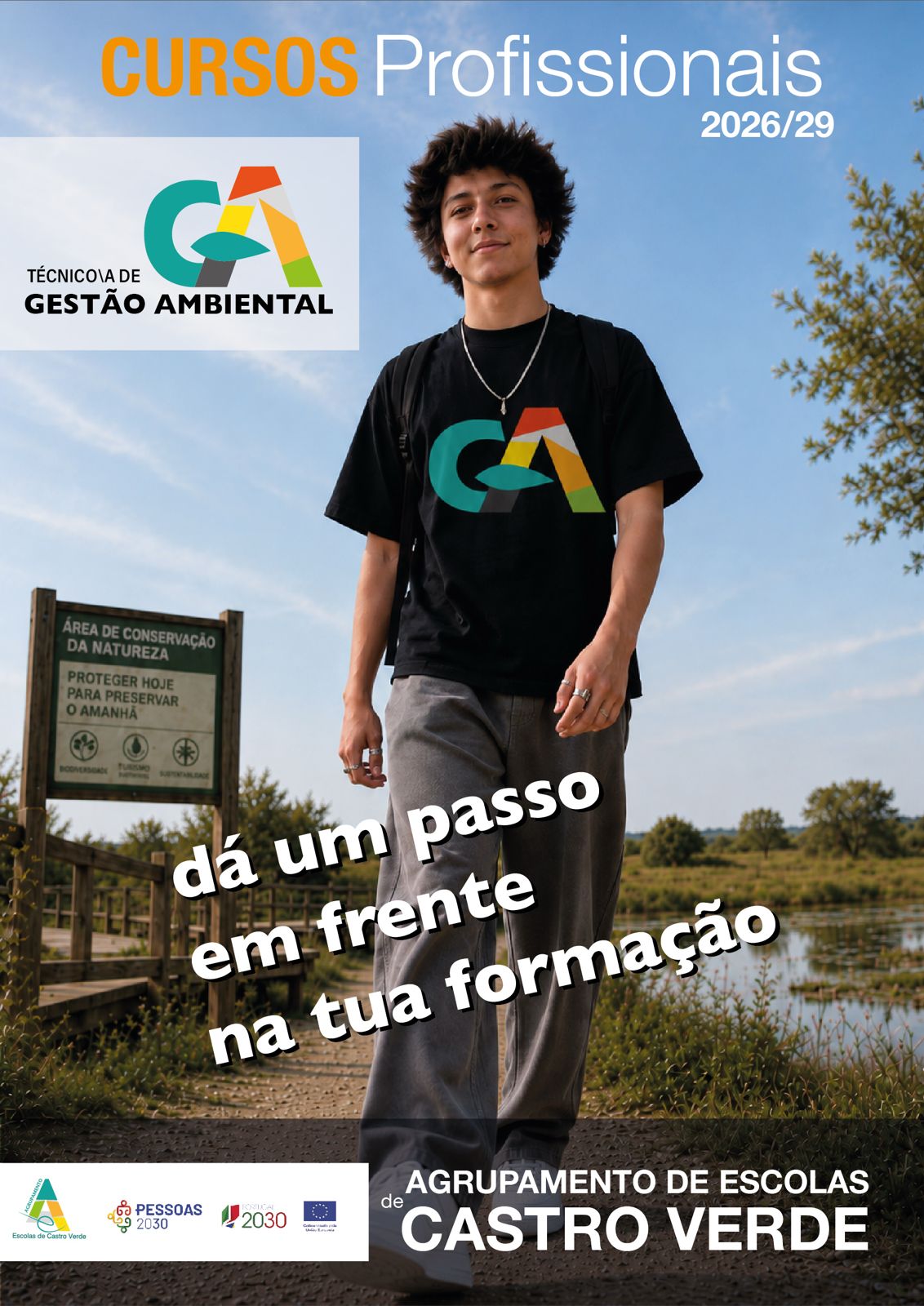 Cartaz de divulgação do Curso Profissional de Técnico/a de Gestão Ambiental 2026/29 do Agrupamento de Escolas de Castro Verde. Jovem estudante numa área de conservação da natureza com paisagem verde.