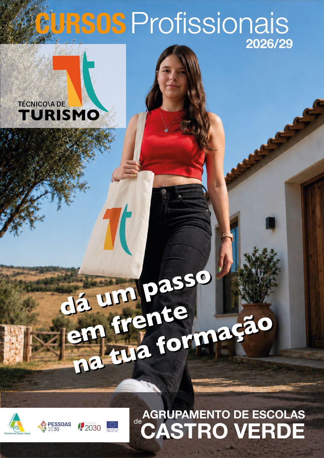 Cartaz de divulgação do Curso Profissional de Técnico/a de Turismo 2026/29 do Agrupamento de Escolas de Castro Verde. Jovem estudante a caminhar num ambiente rural alentejano com uma mala de pano com o logótipo do curso.